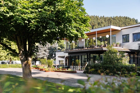 Weg zu dem Campingplätzen Man sieht den Weg zu den Campingplätzen und den Eingang in die Rezeption.