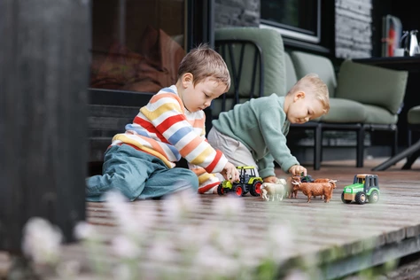 Zwei Kinder spielen auf dem Boden