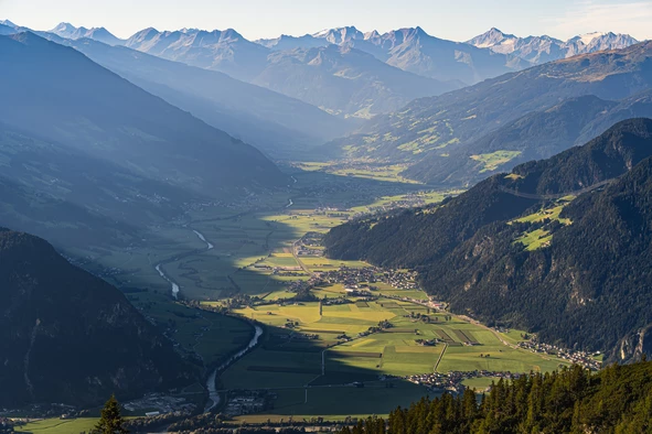 Überblick über das Zillertal von oben.