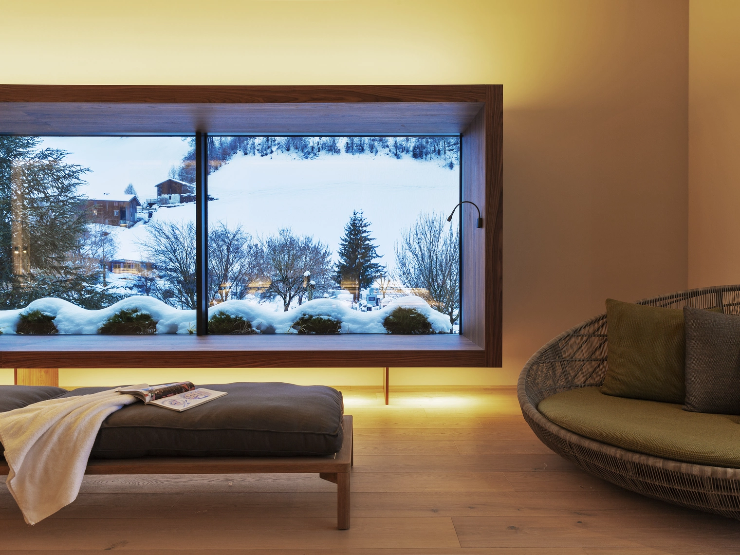 Liegen im Wellnessbereich mit Aussicht in die Winterlandschaft - Natürlich HELL Camping & Aparthotel