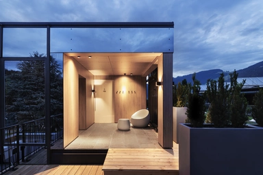 Das Innenleben einer Sauna mit Stuhl und Tisch