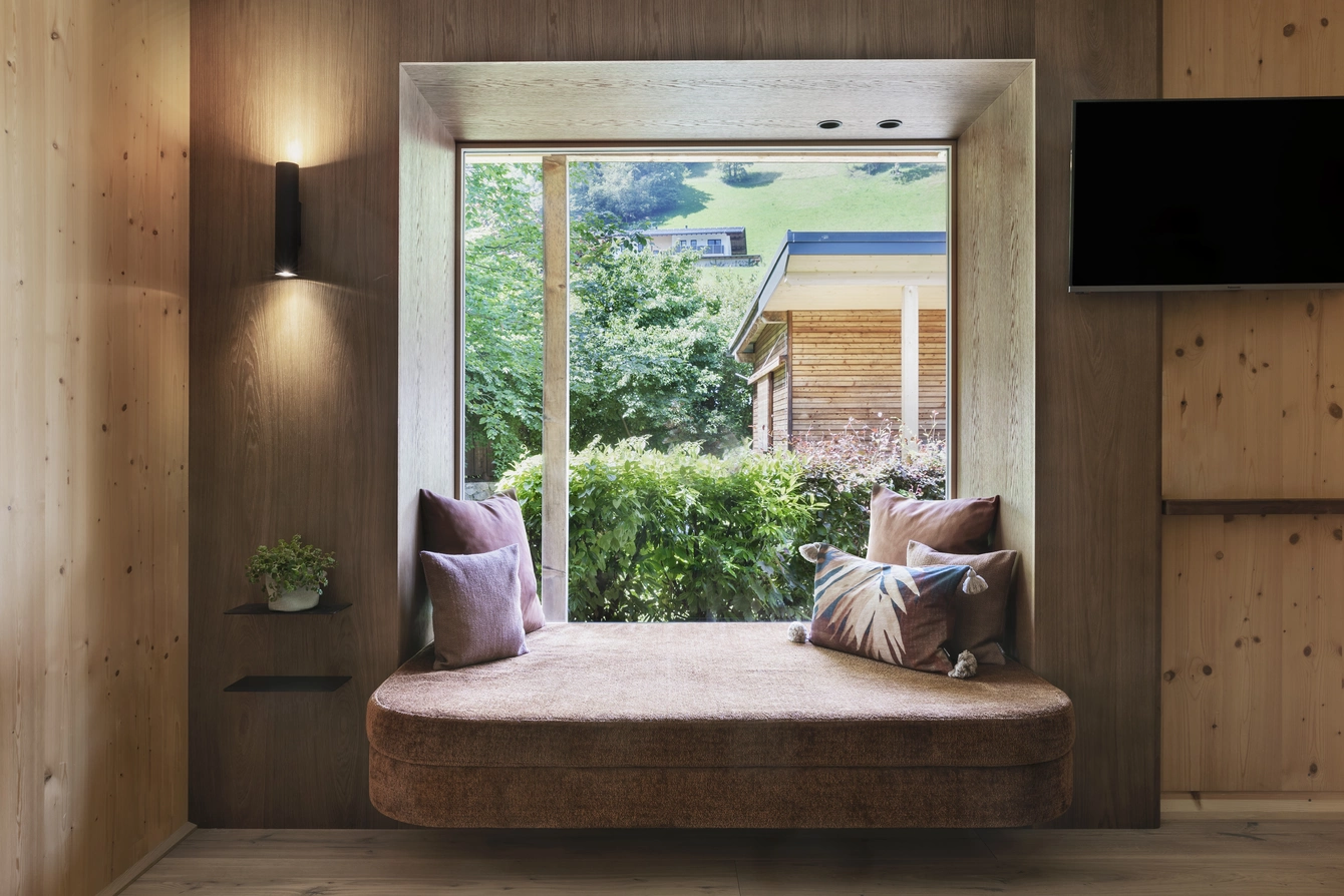 Garten Lodge mit gemütlicher Sitzecke ©Natürlich HELL Camping & Aparthotel Eine gemütliche Sitzecke welche mit Polstern dekoriert ist und mit Blick auf den Garten.