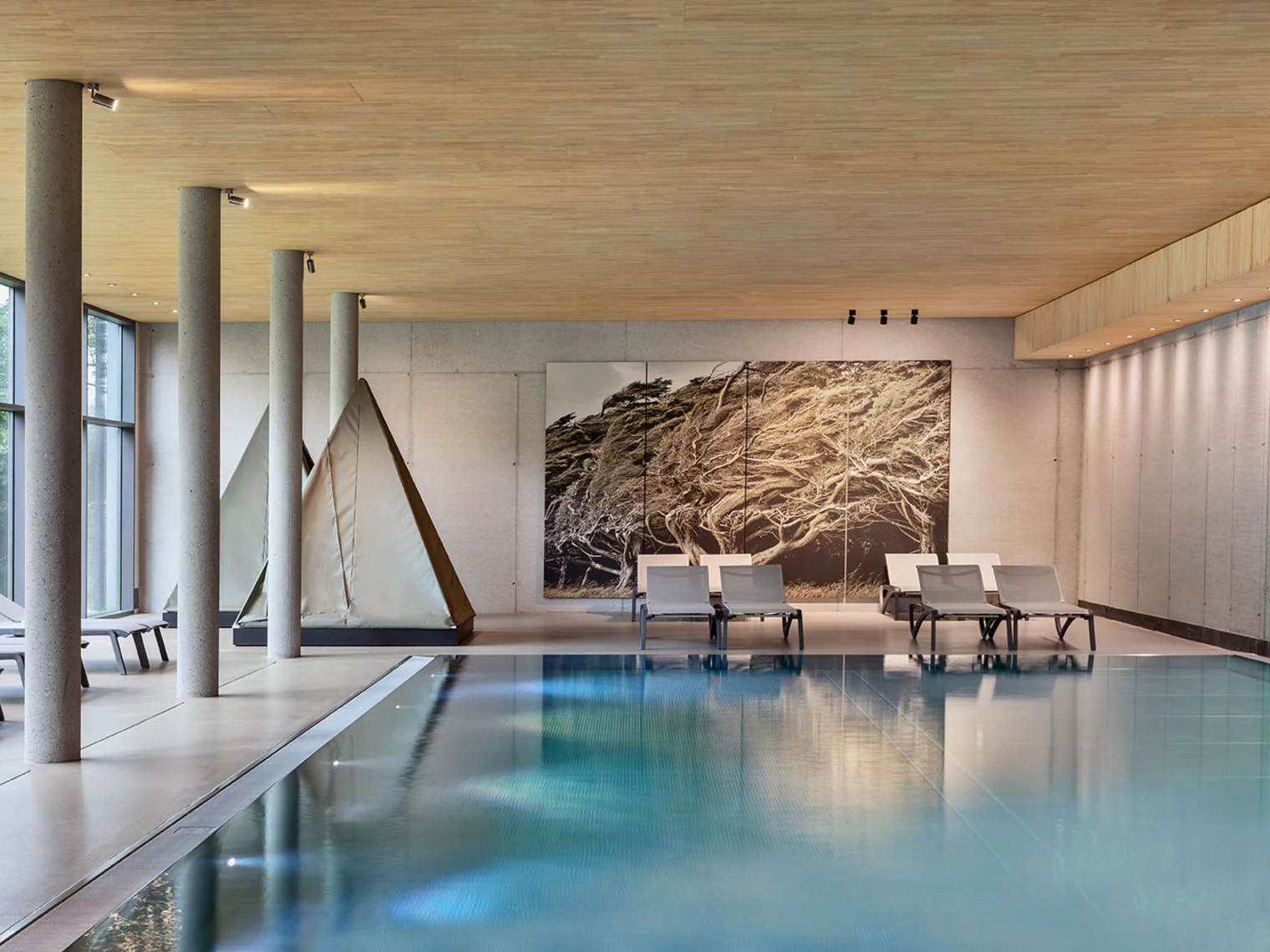 Hallenbad von Natürlich HELL, im Hintergrund Liegestühle
