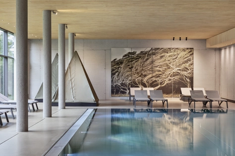 Eleganter Indoor Pool mit 32 °C - Natürlich HELL Camping & Aparthotel