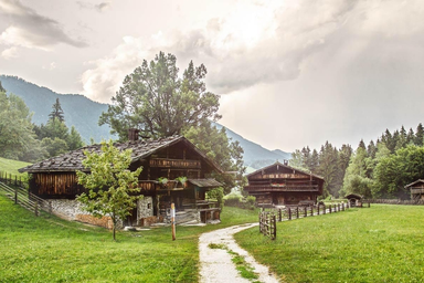 Das Tiroler Bauernhöfe Museum in Kramsach bei dem frühere Bauernhöfe gezeigt werden.