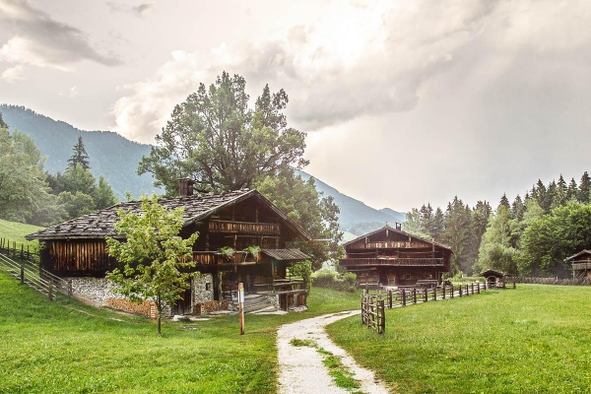 Das Tiroler Bauernhöfe Museum in Kramsach bei dem frühere Bauernhöfe gezeigt werden.