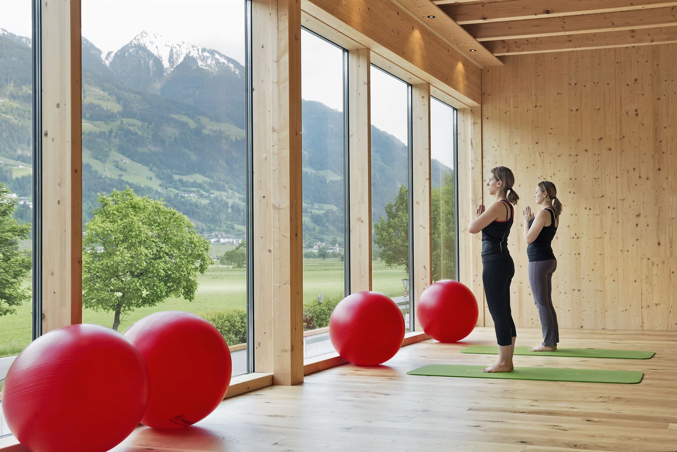 Gymnastikraum - Natürlich HELL Camping & Aparthotel Gymnastikraum mit Gymnastikbällen und zwei Frauen, die gerade Yoga machen