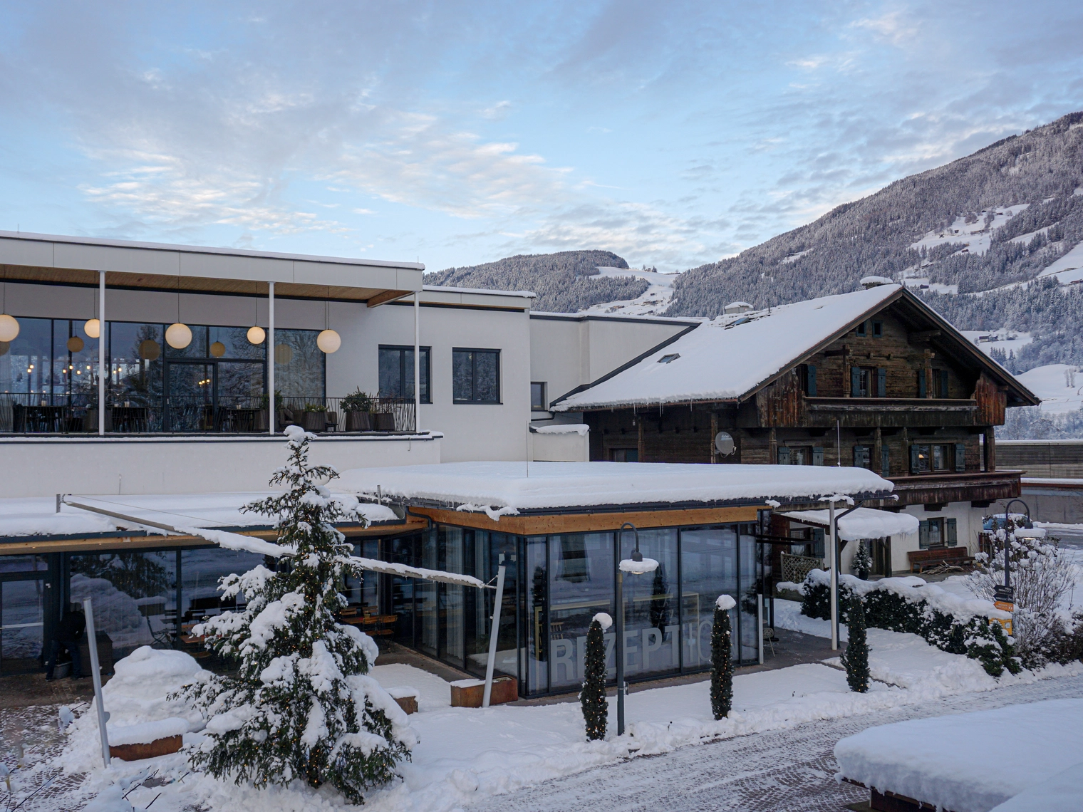 Winterbild Rezeption, vom Dach gegenüber fotografiert